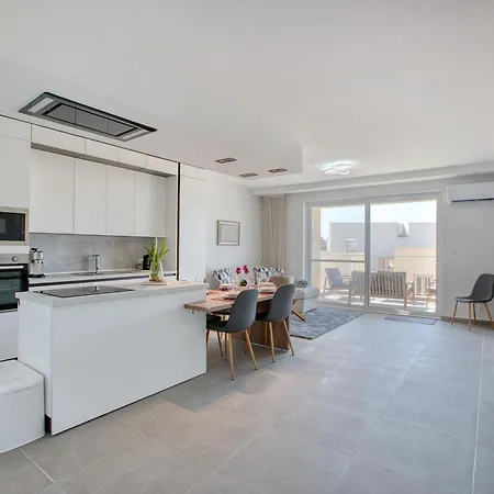 Xaghra With Sea Views & Balcony - Gozo Il-Pergla